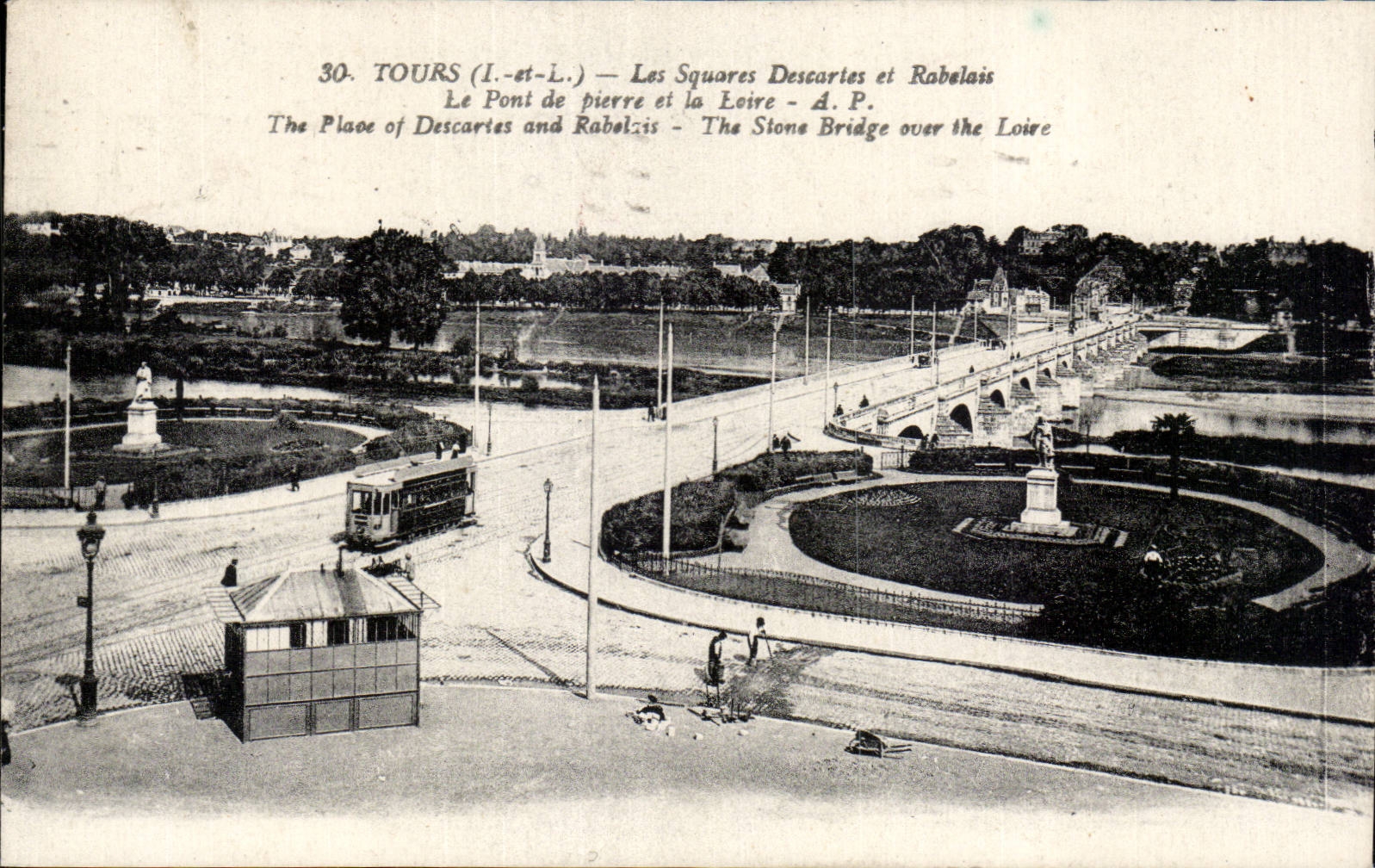 CPA Tours Les squares Descartes et Rabelais Le pont de pierre et la Loire 