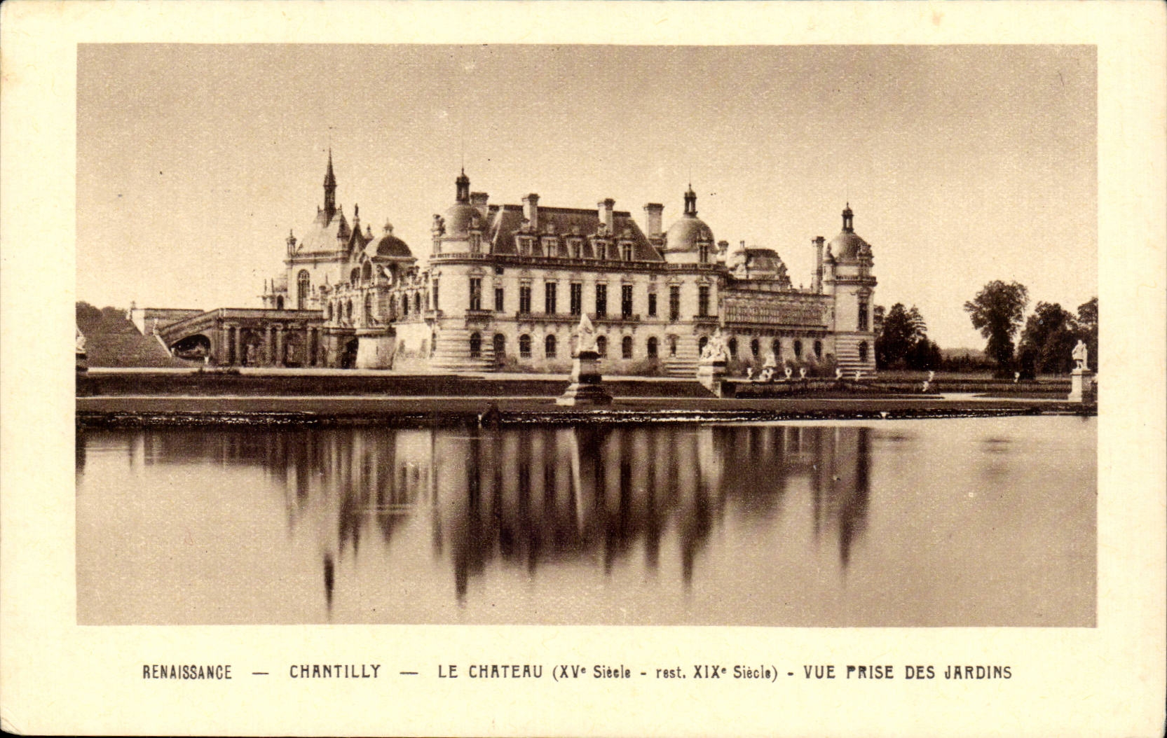 CPA Chantilly Le castle Seen from of the gardens
