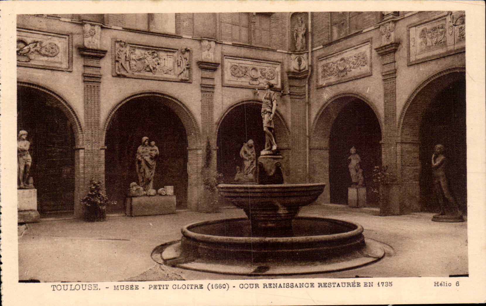 CPA Toulouse Musee Petit cloitre Cour Renaissance restauree en 1735