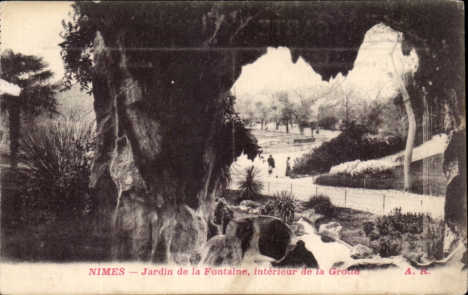 Jardin interior de CPA Nimes de la fuente de la cueva