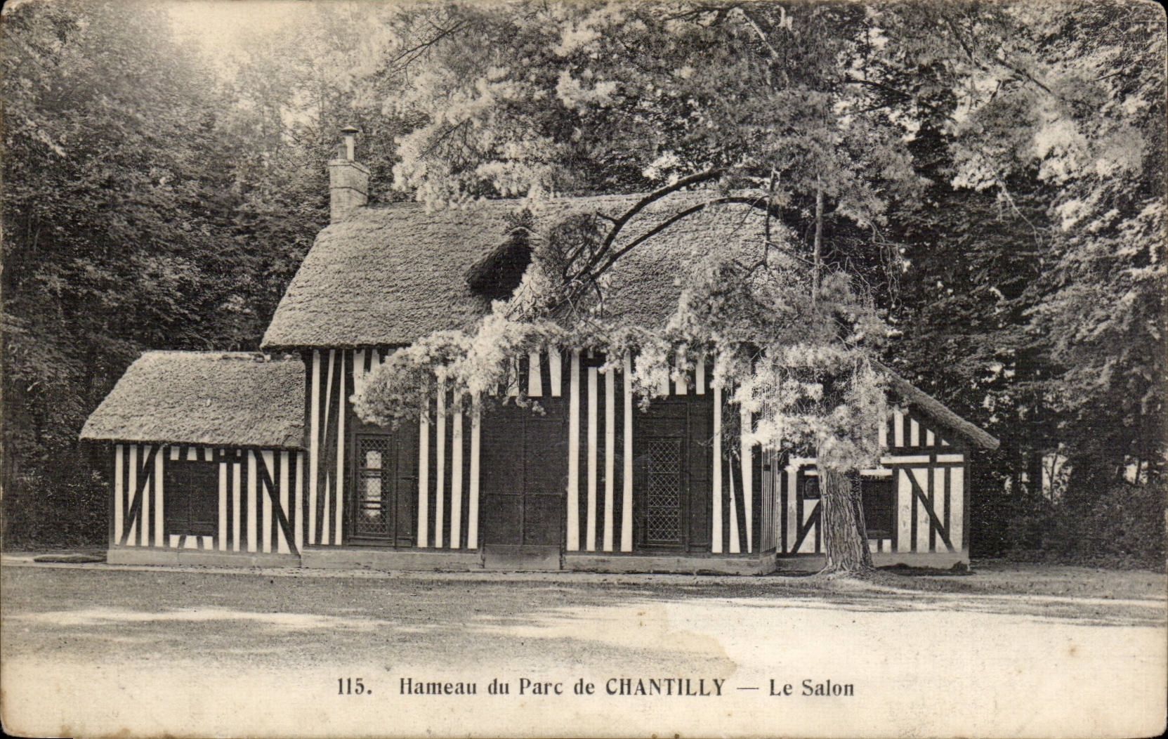 CPA Hameau du parc de Chantilly Le salon 