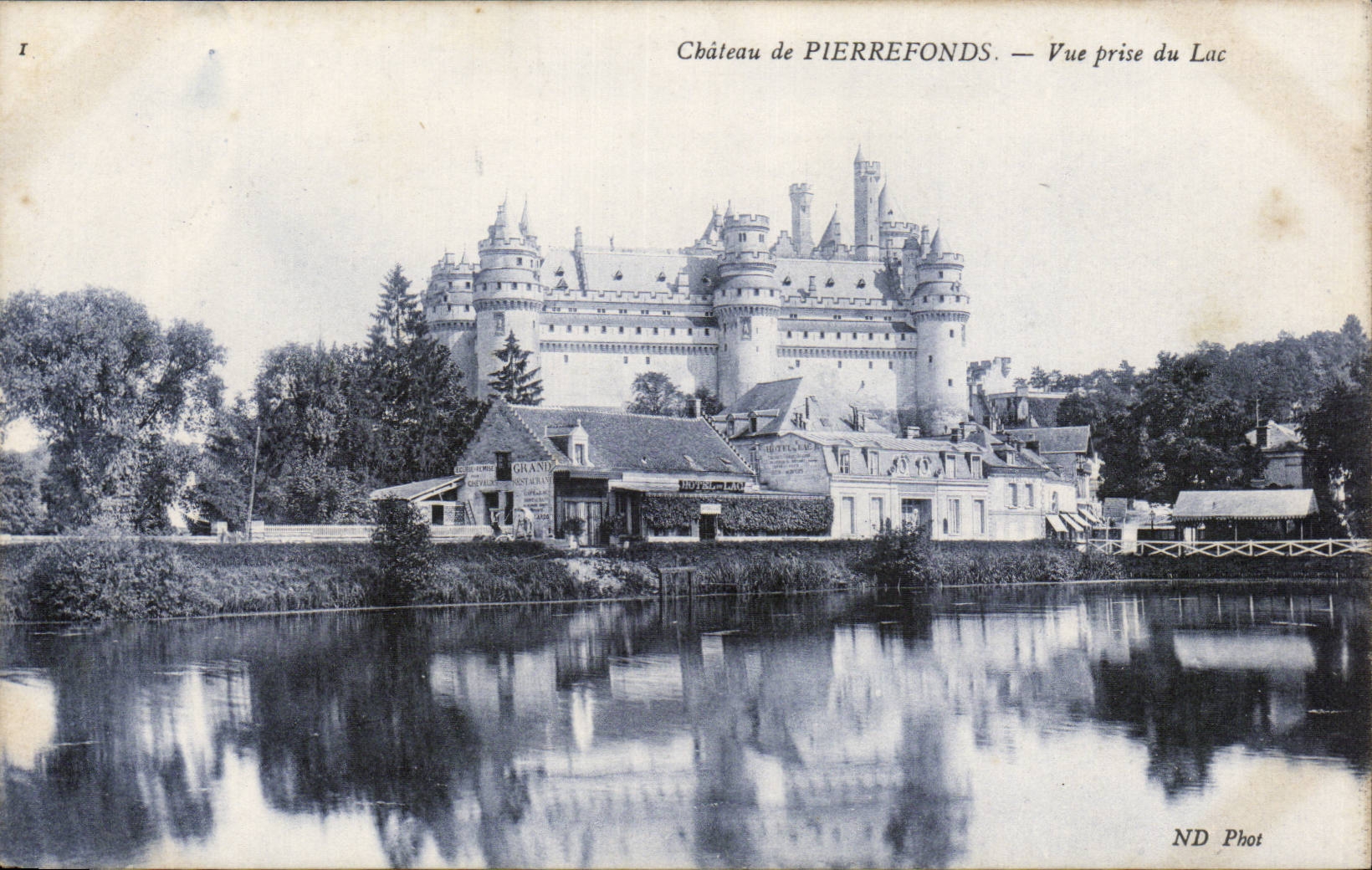 Castillo de CPA de Pierrefonds visto del lago