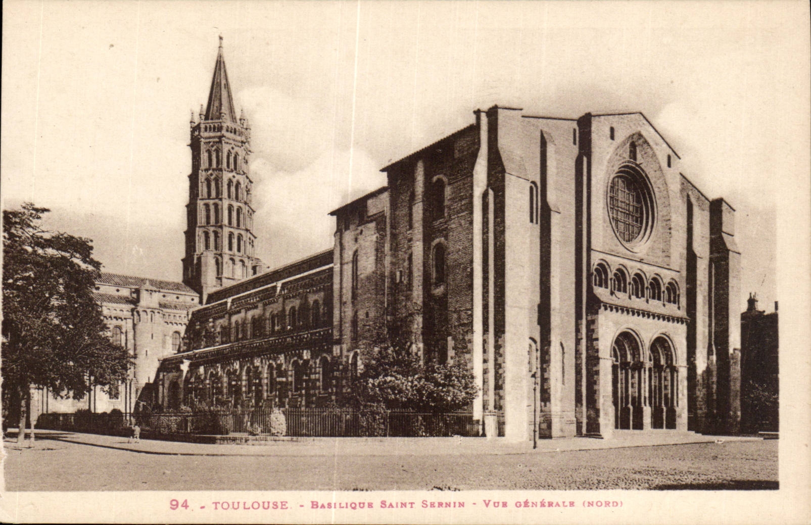 CPA Toulouse Basilique St Sernin Vue generale
