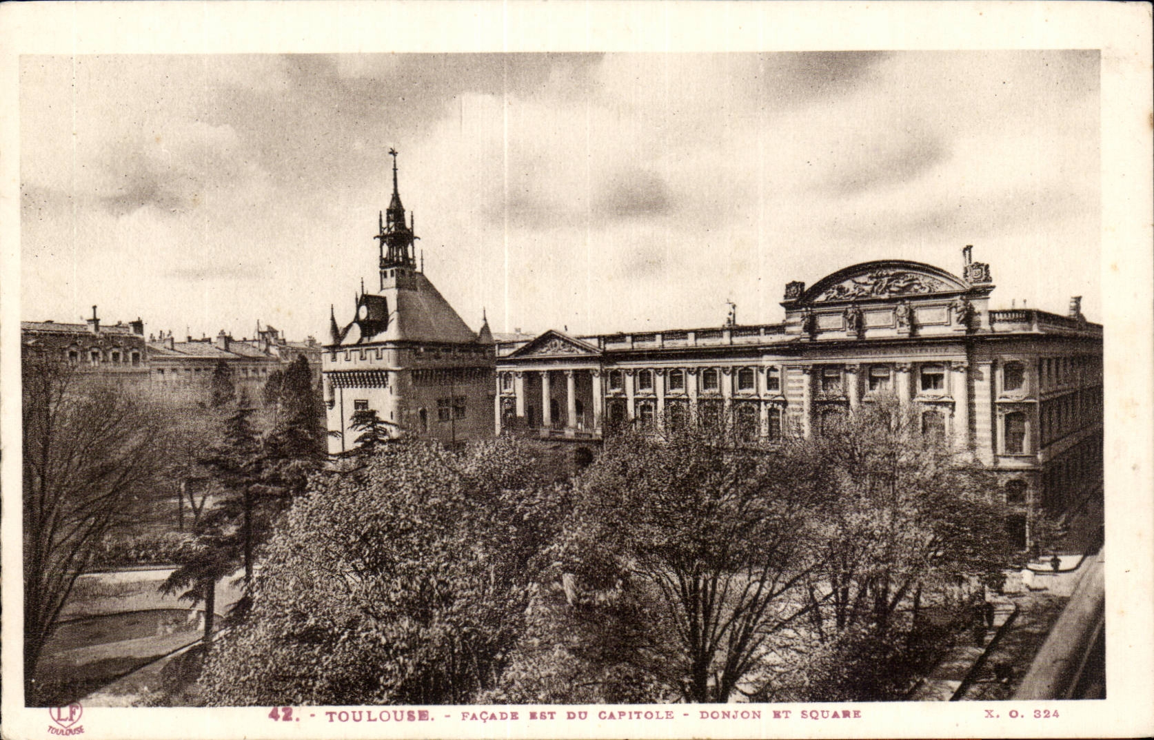 CPA Toulouse Facade Est du Capitole Donjon et square 