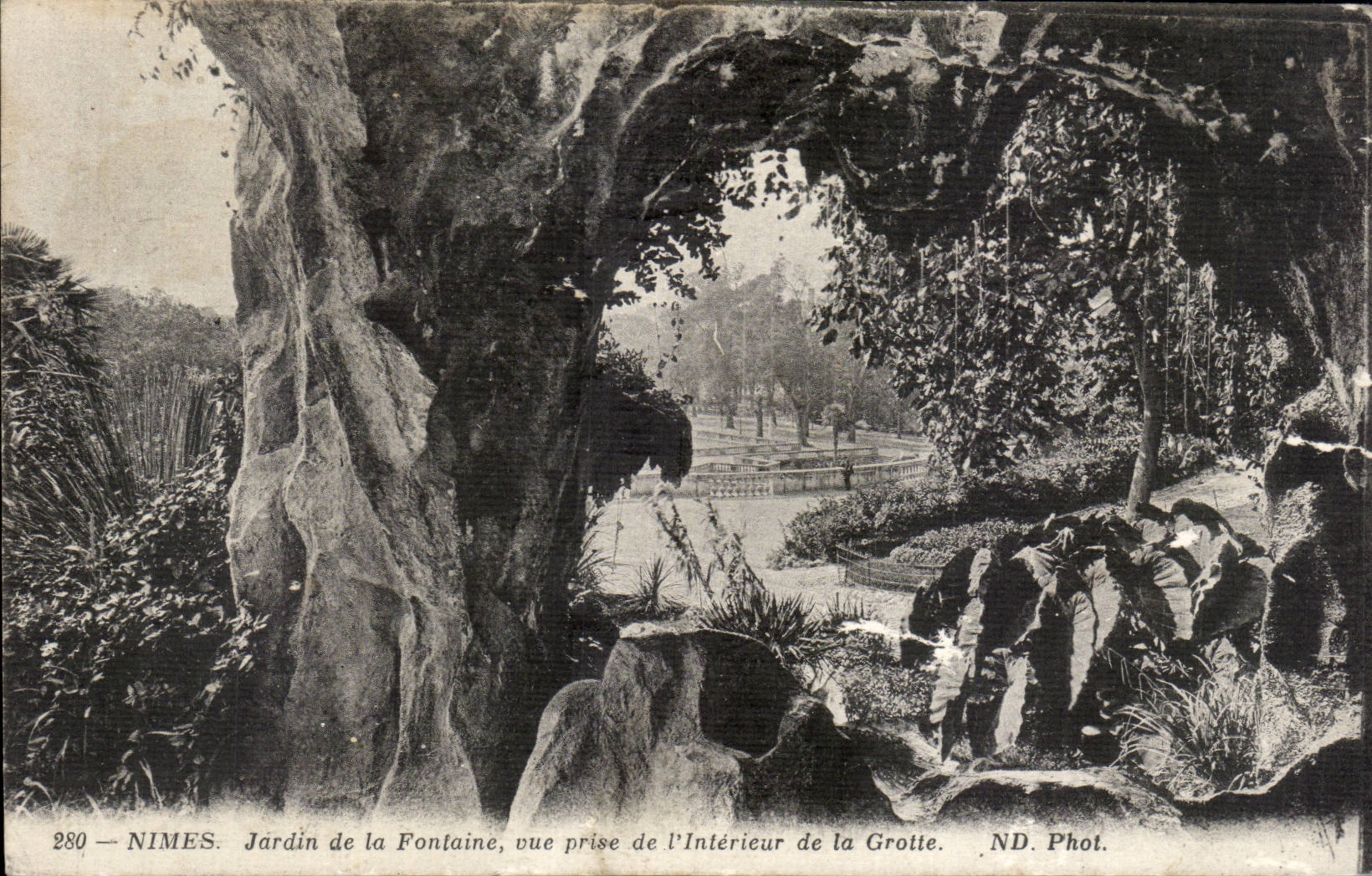 Jardin de CPA Nimes de la fuente vista del interior de la cueva