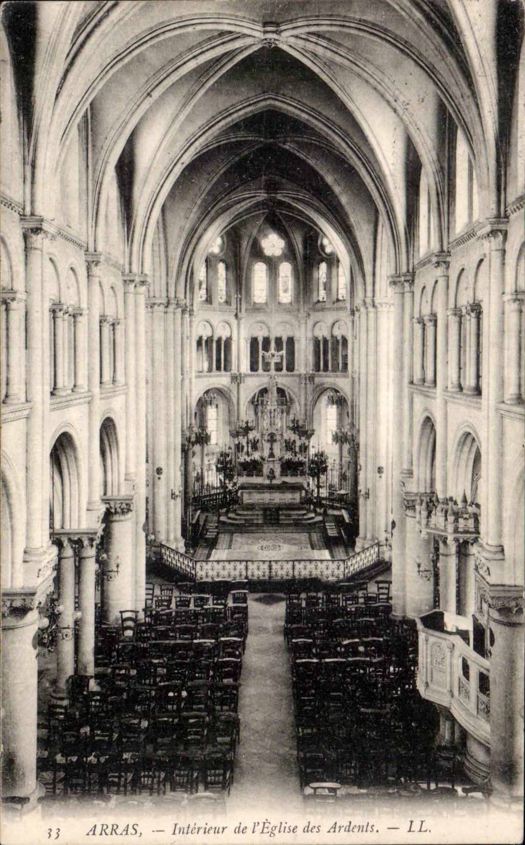 CPA Arras Interieur de l'eglise des Ardents