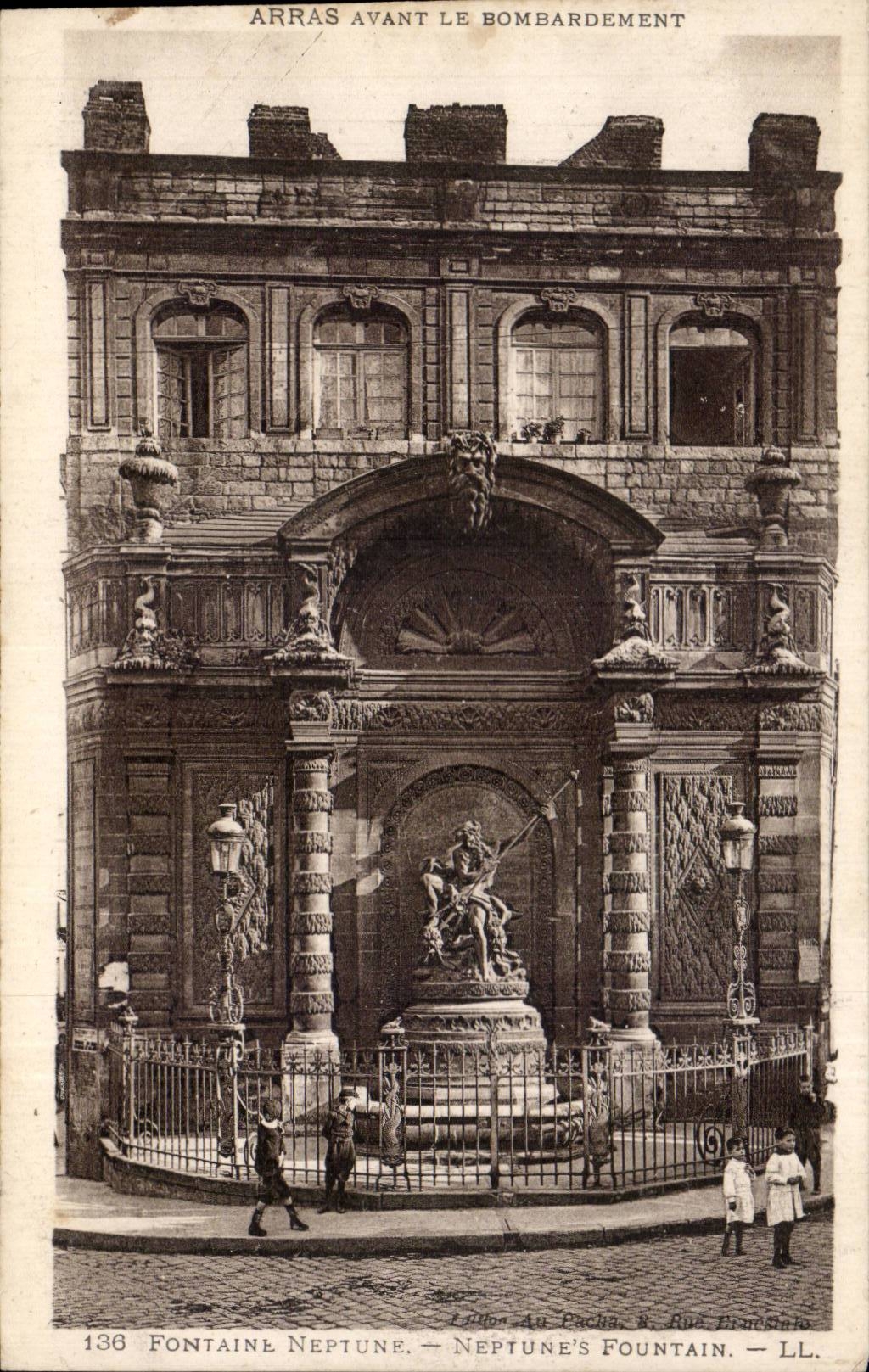CPA Arras avant le bombardement Fontaine Neptune 
