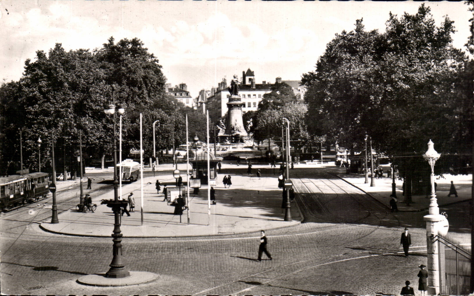 CPSM Lyon Places Carnot and Statue of the Republic