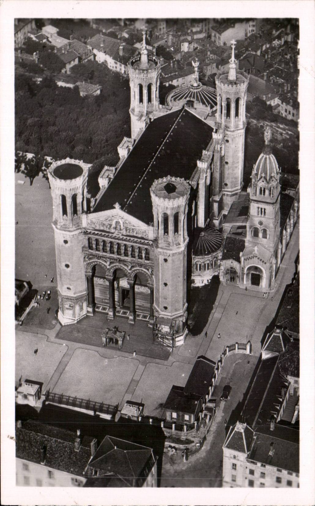 CPSM Lyon Notre Dame de Fourviere and old vault