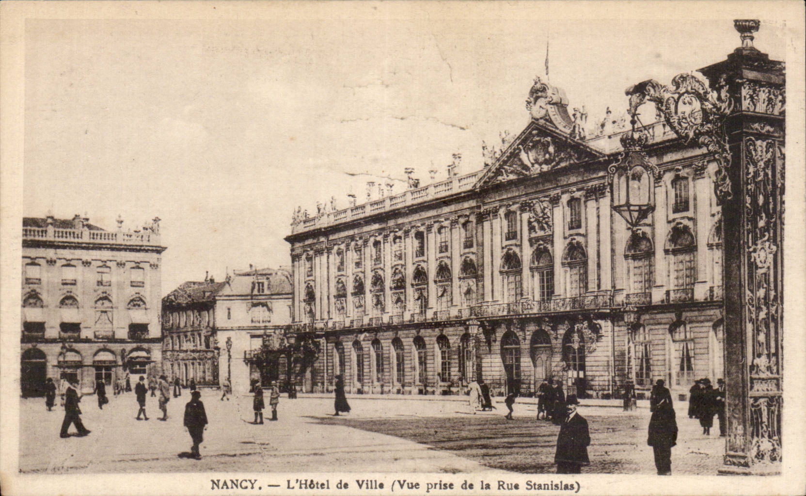CPA Nancy L hotel de ville (vue prise de la rue Stanislas)