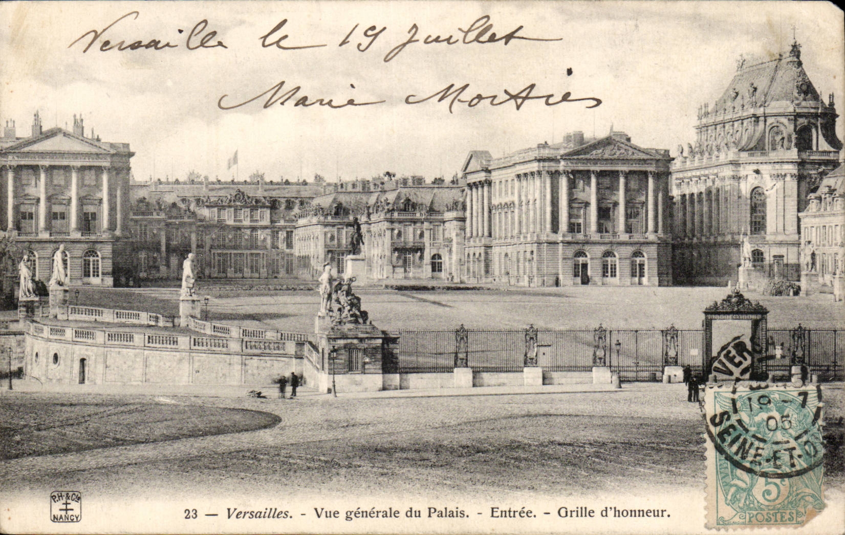 CPA Versailles Vue generale du palais Entree Grille d honneur 