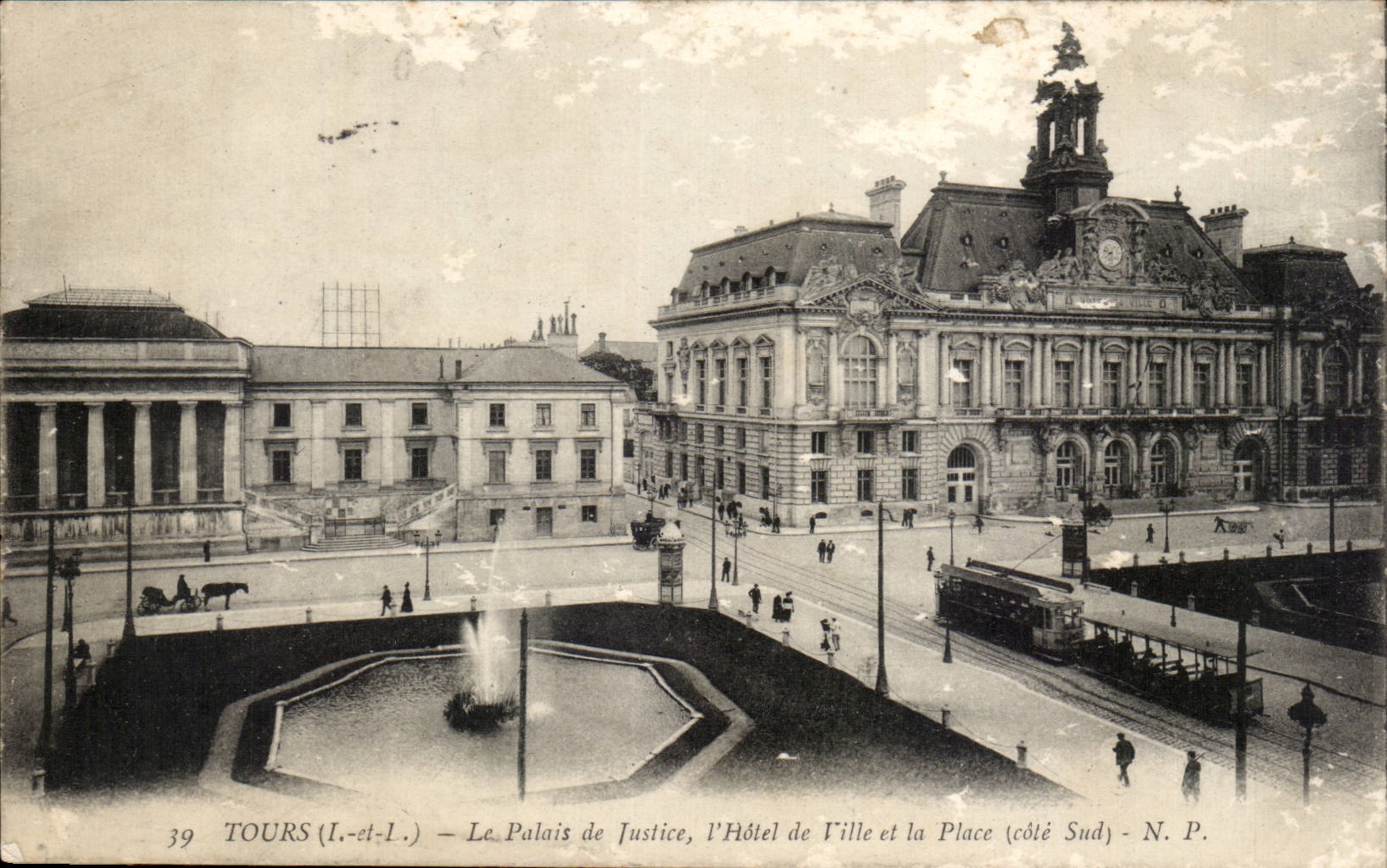CPA Tours Le palais de justice L hotel de ville et la place