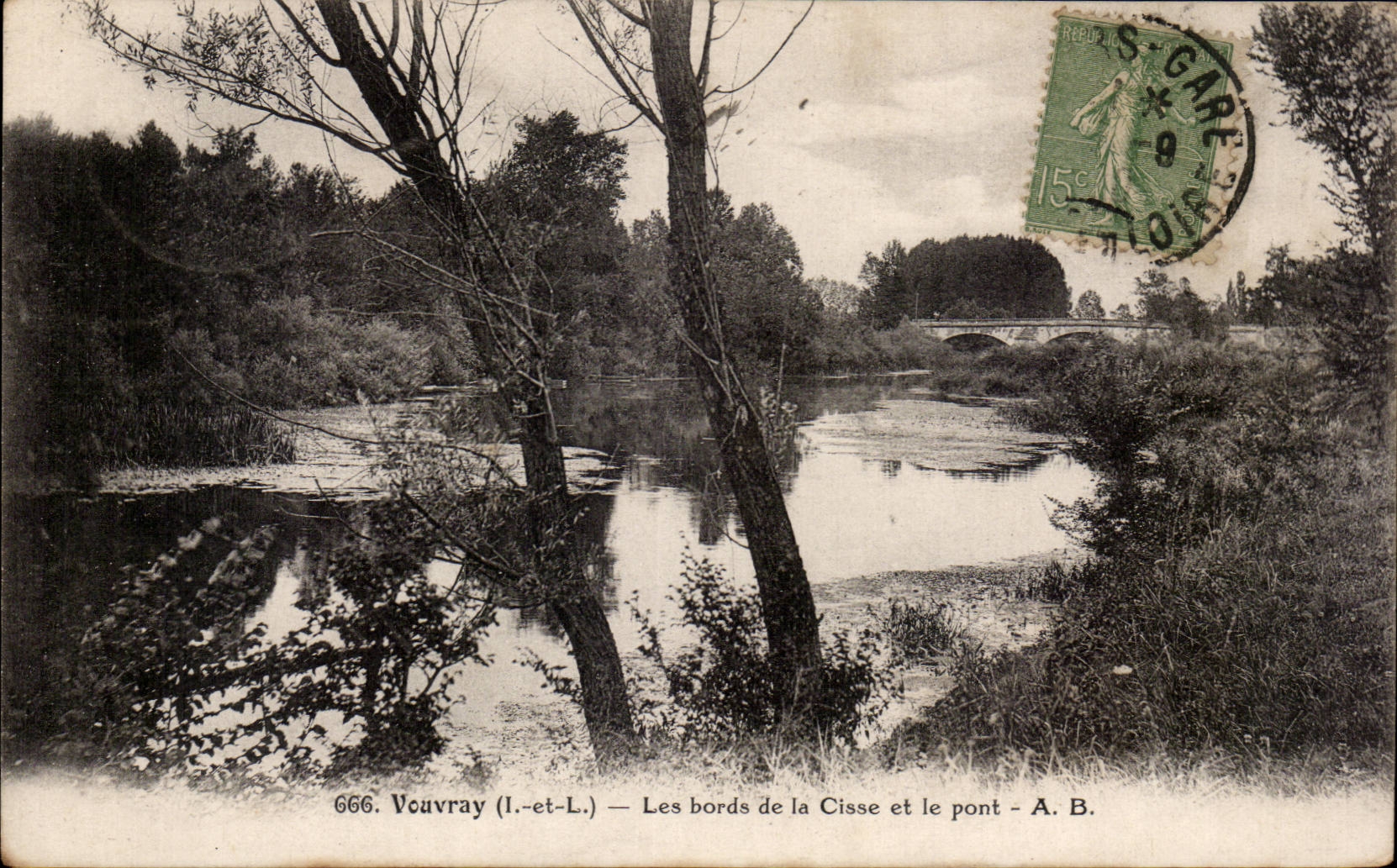 CPA Vouvray Les bords de la Cisse et le pont