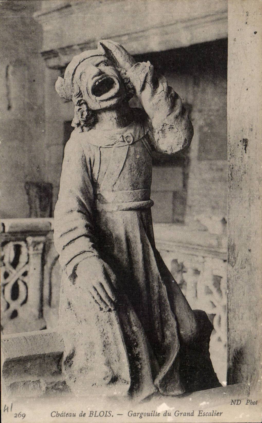 CPA Chateau de Blois Gargouille du grand escalier