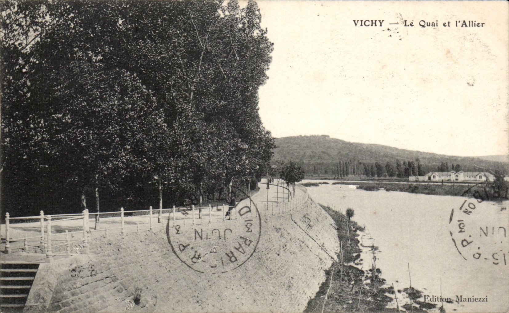 CPA Vichy Le quai et l Allier 