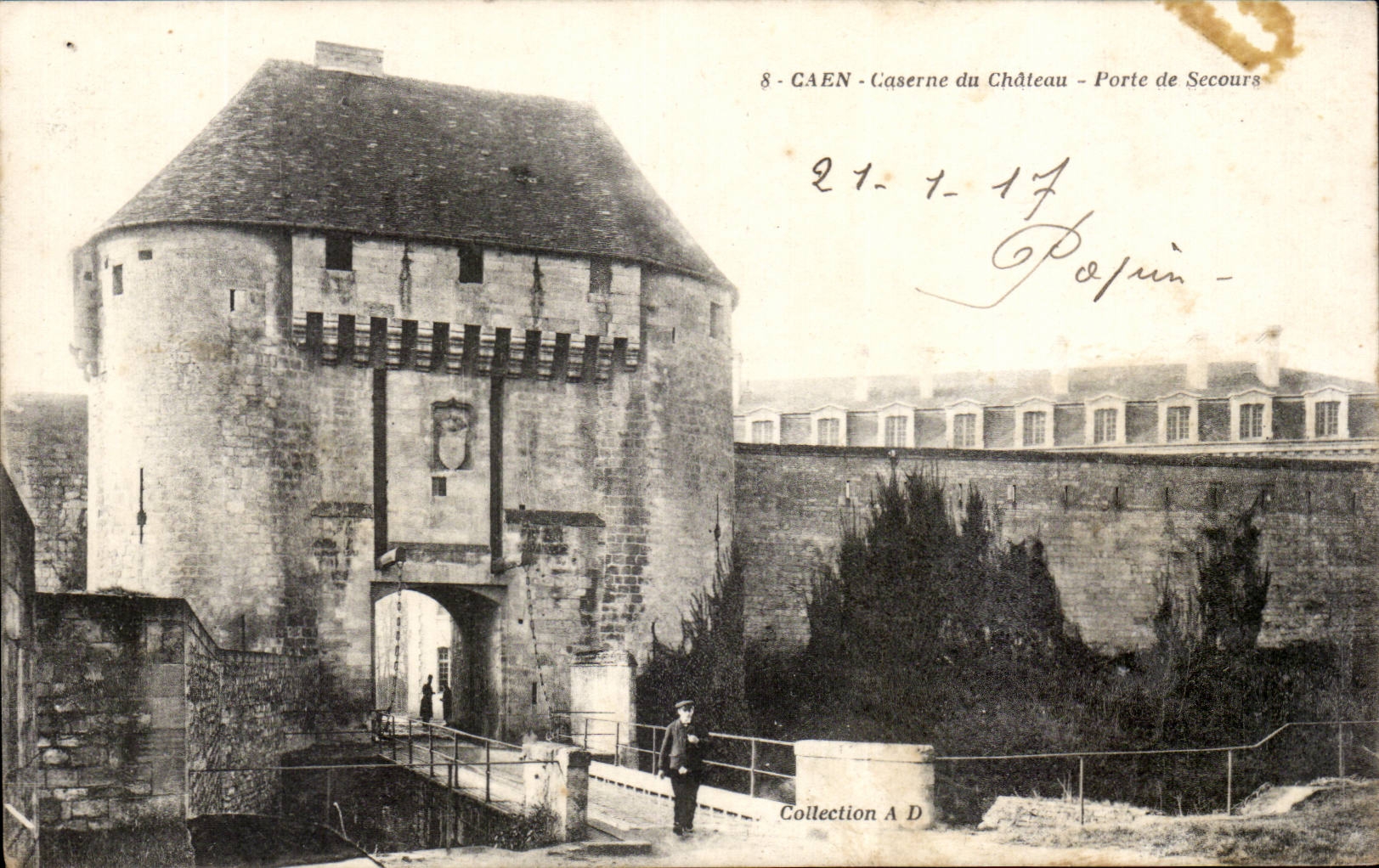 CPA Caen Barracks of the castle Gate of help