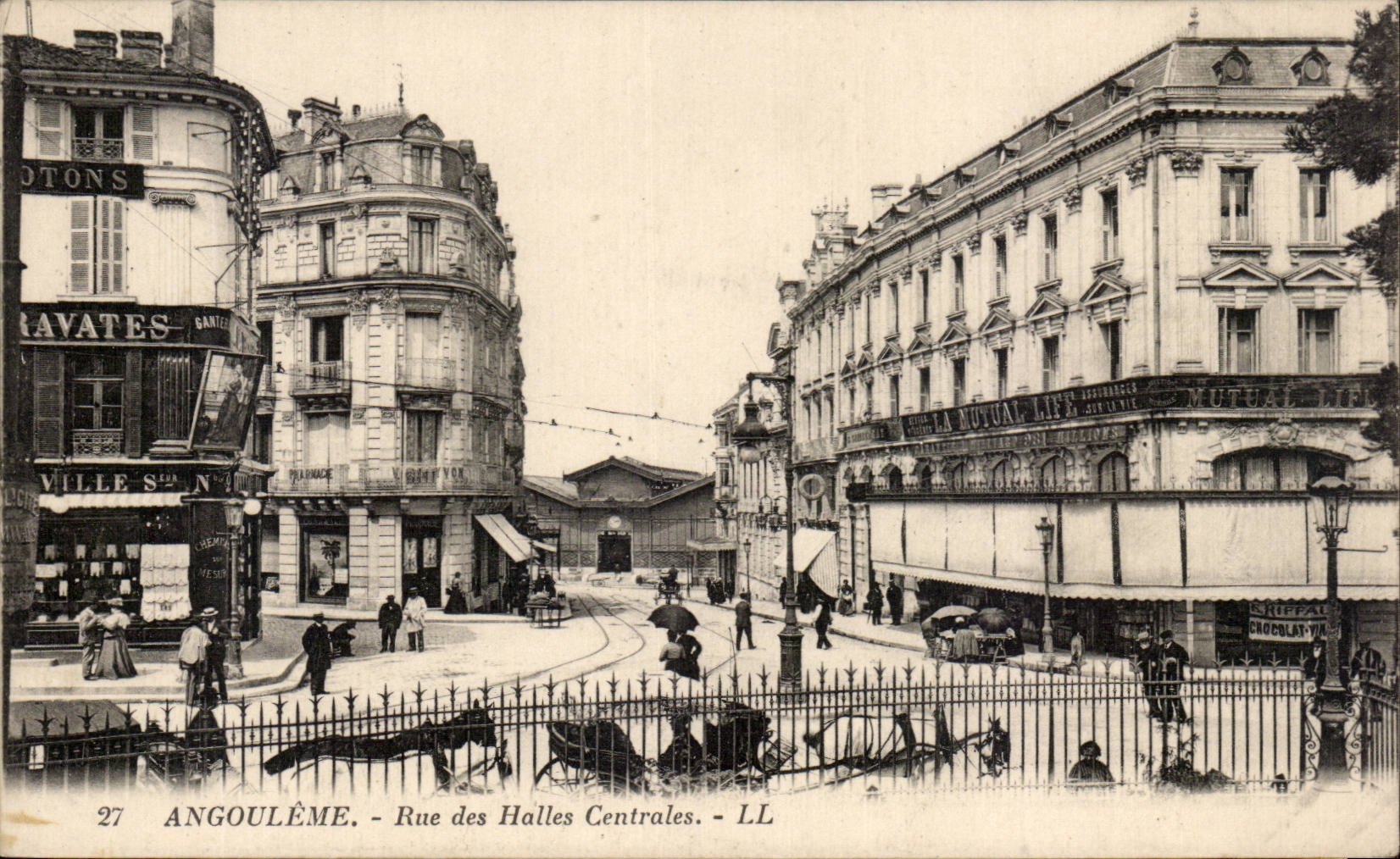 CPA Angouleme Rue des Halles centrales