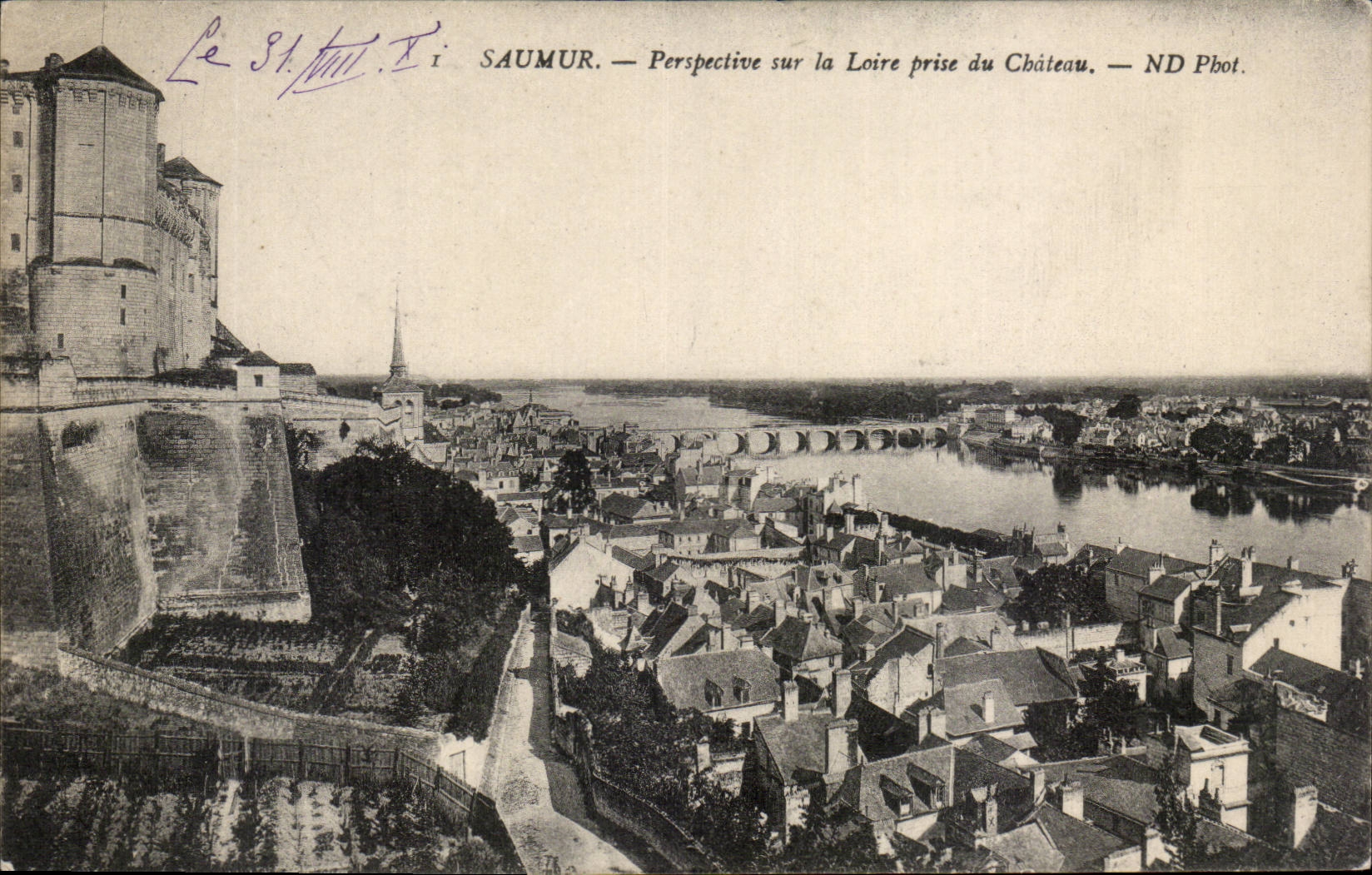 CPA Saumur View on the Loire taken of the castle