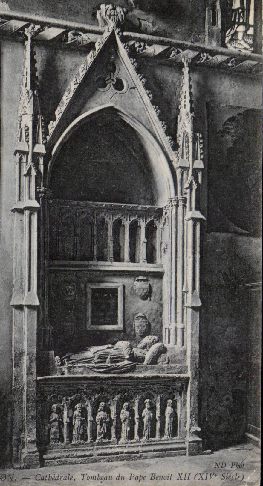 Tumba de la catedral de CPA Avignon del papa Benoit XII