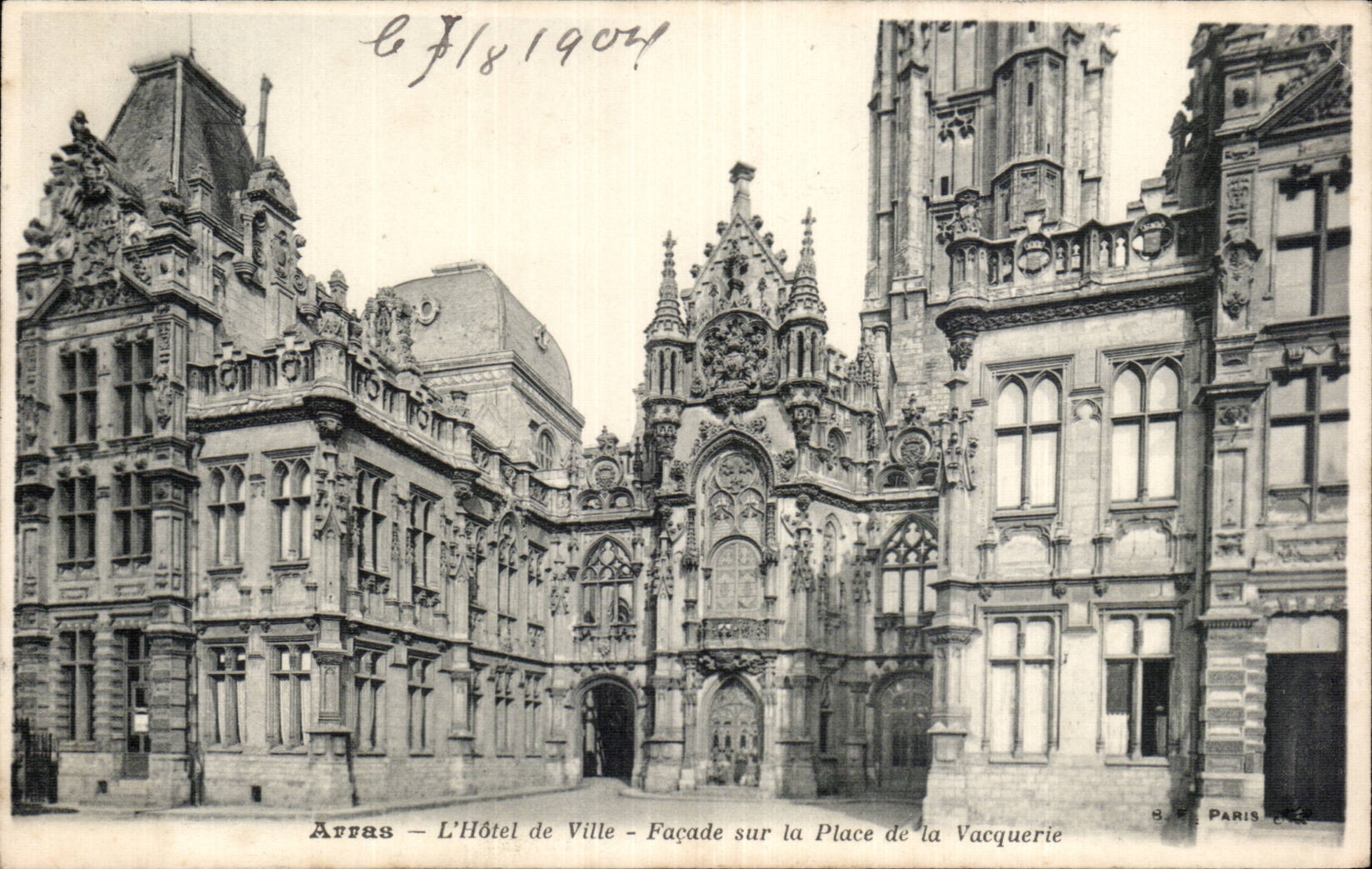 CPA Arras Hotel de ville Facade sur la place de la VAcquerie