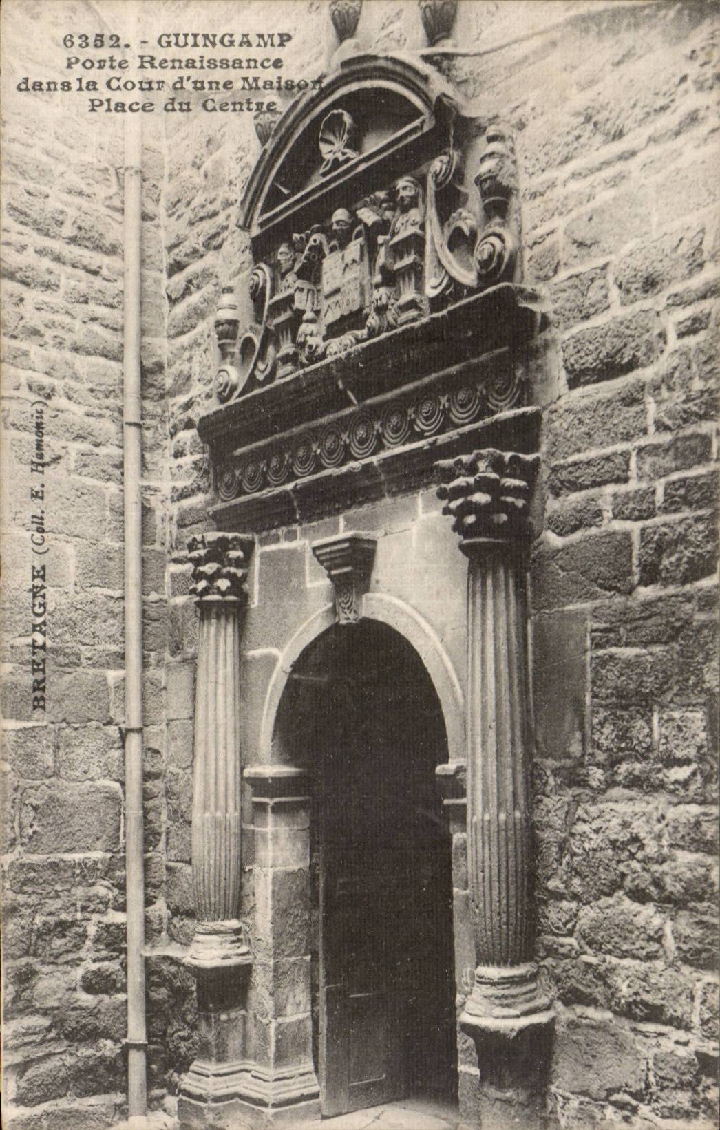 CPA Guingamp Porte Renaissance in the court a house Places center