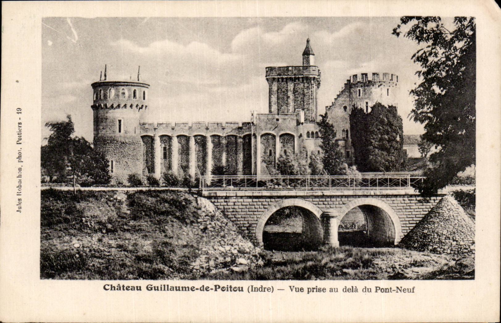 Castillo de CPA Guillermo de Poitou visto con del nuevo puente