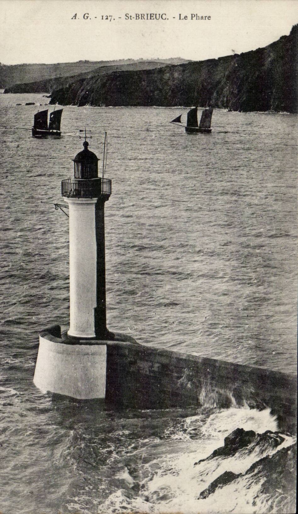 CPA Saint Brieuc the Lighthouse headlight