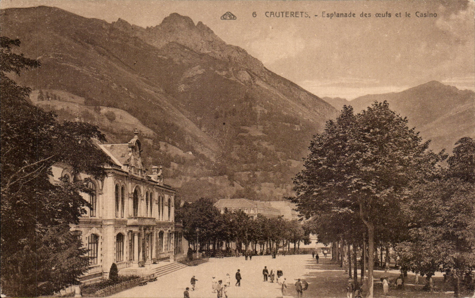 CPA Cauterets Esplanade of eggs and the casino