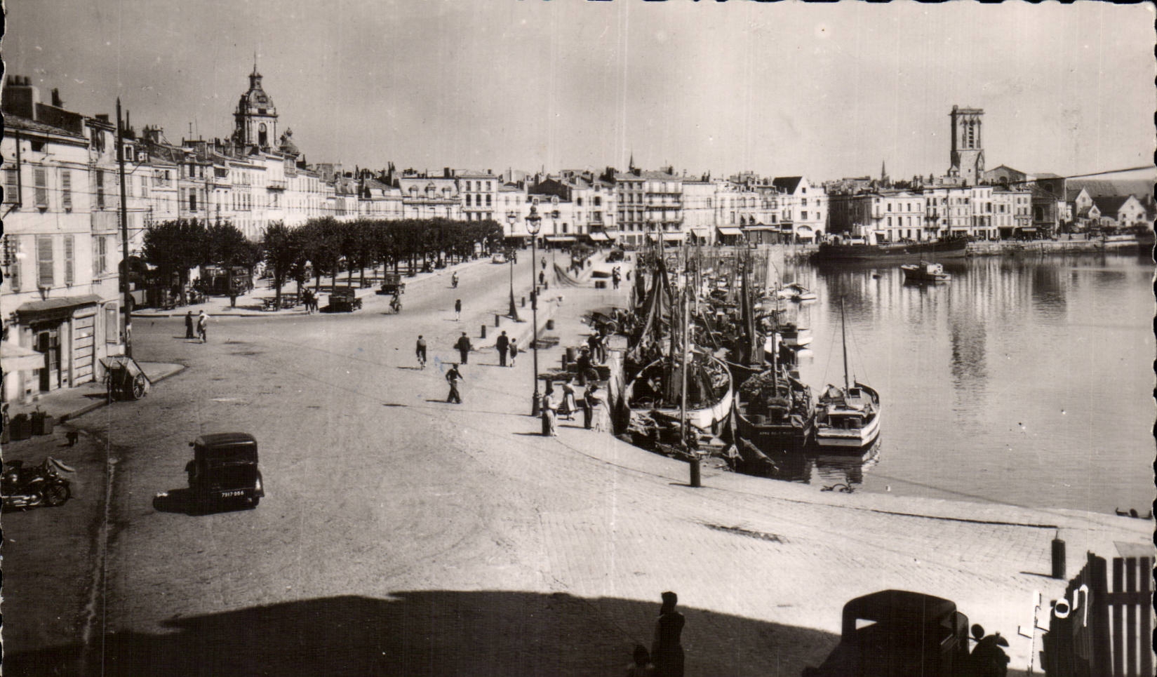 CPSM La Rochelle Quay Wilson y el puerto