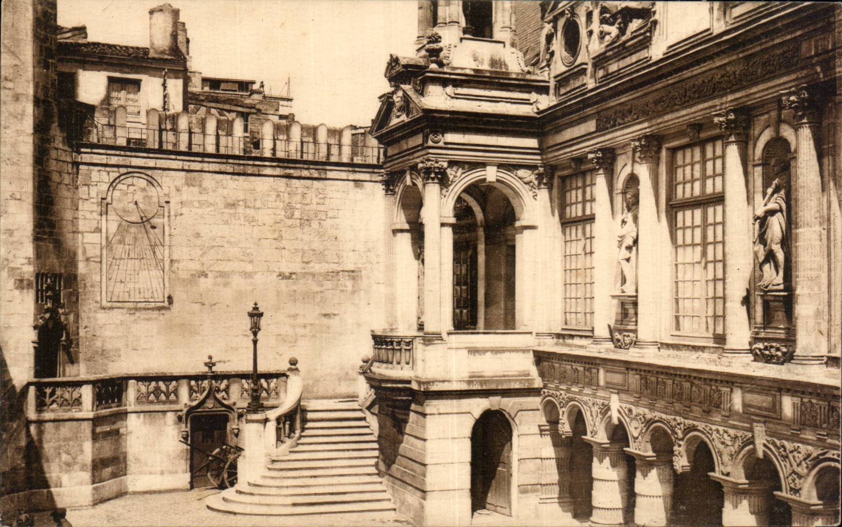Ataque frontal del ayuntamiento de CPA La Rochelle en la corte interior