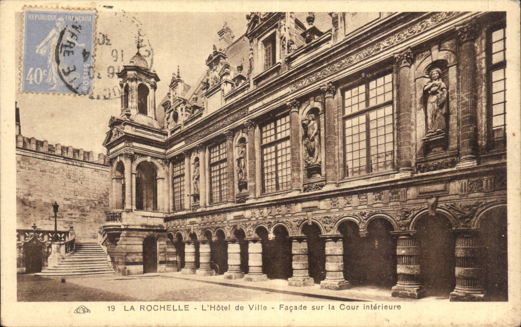 Ataque frontal del ayuntamiento de CPA La Rochelle en la corte interior