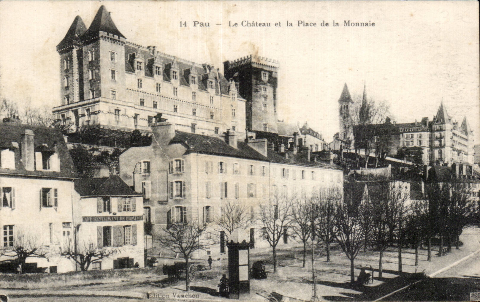 CPA Pau Le chateau et la place de la Monnaie