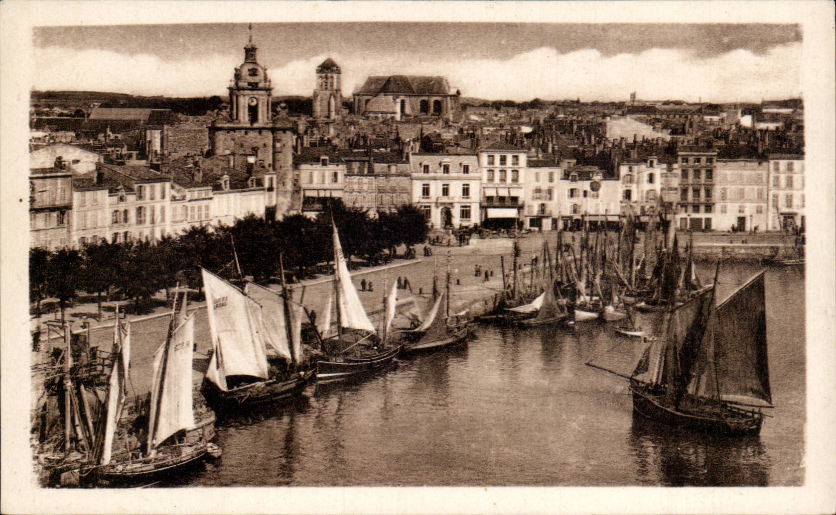 CPA La Rochelle el puerto visto del St NicolAs de la torre
