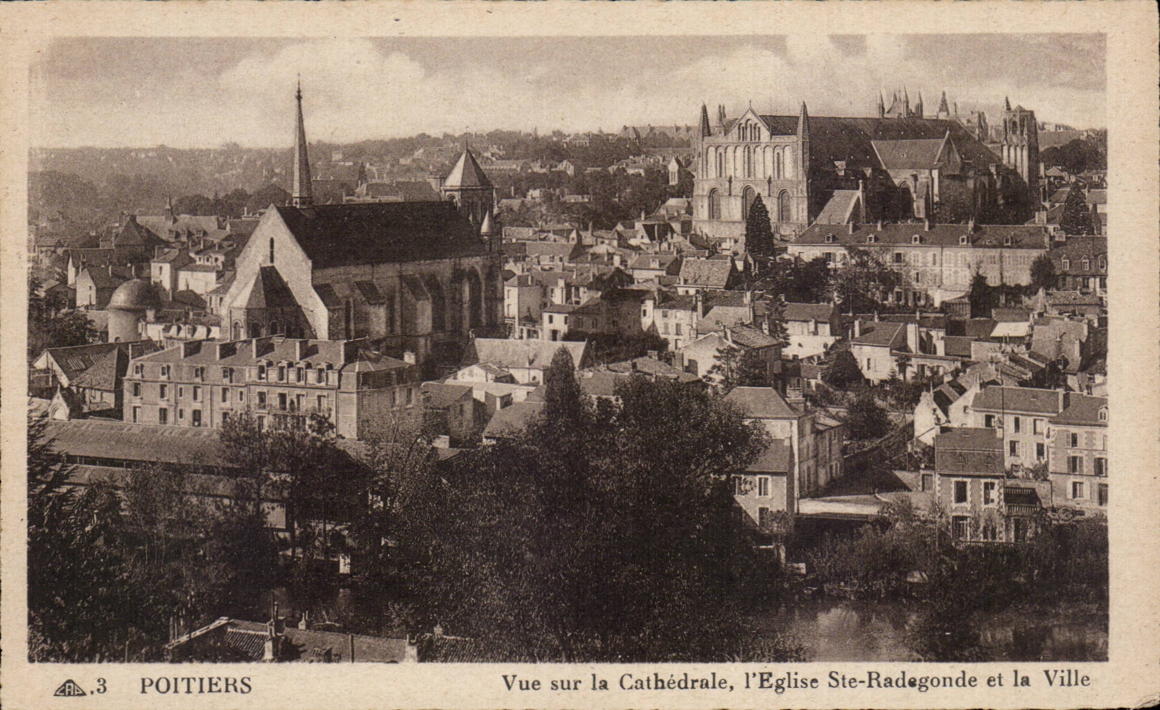 CPA Poitiers Seen on the cathedral church Radegonde and the city