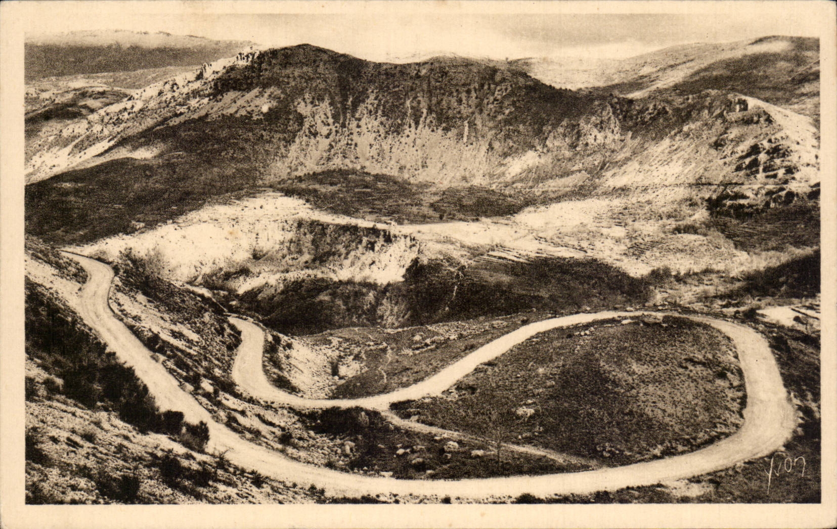 Las gargantas de CPA del lobo el camino de las caidas tienen Gourdon