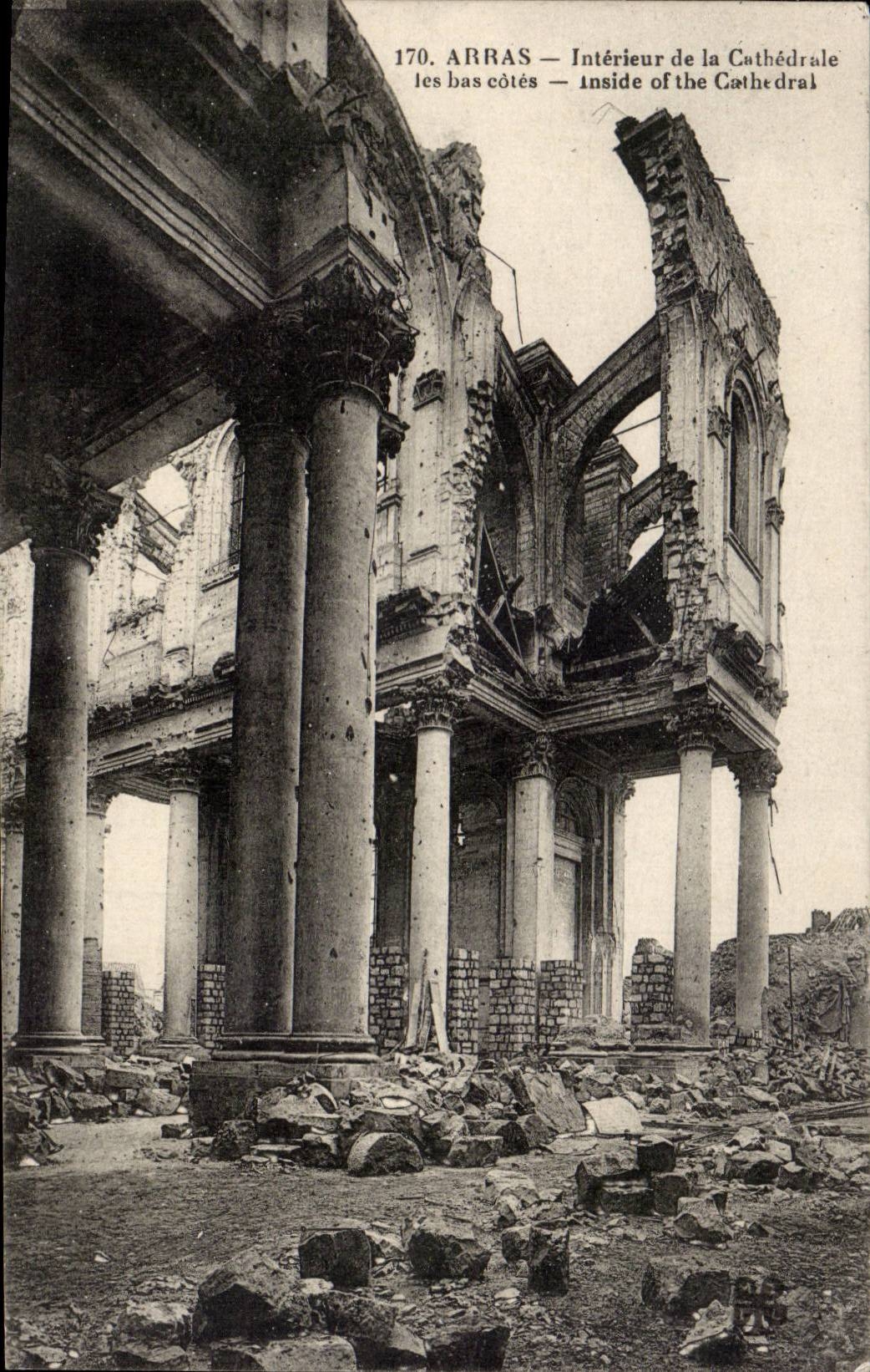 CPA Arras Interieur de la cathedrale Les bas cotes