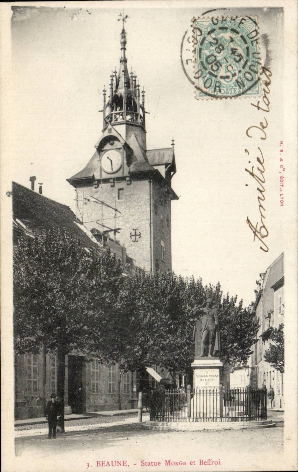 Estatua Monge de CPA Beaune y campanario de una iglesia