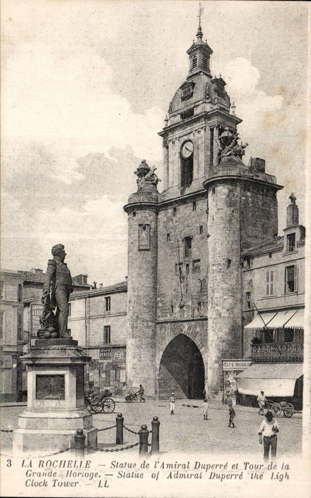 Estatua de CPA La Rochelle del almirante Duperre y torre del reloj grande