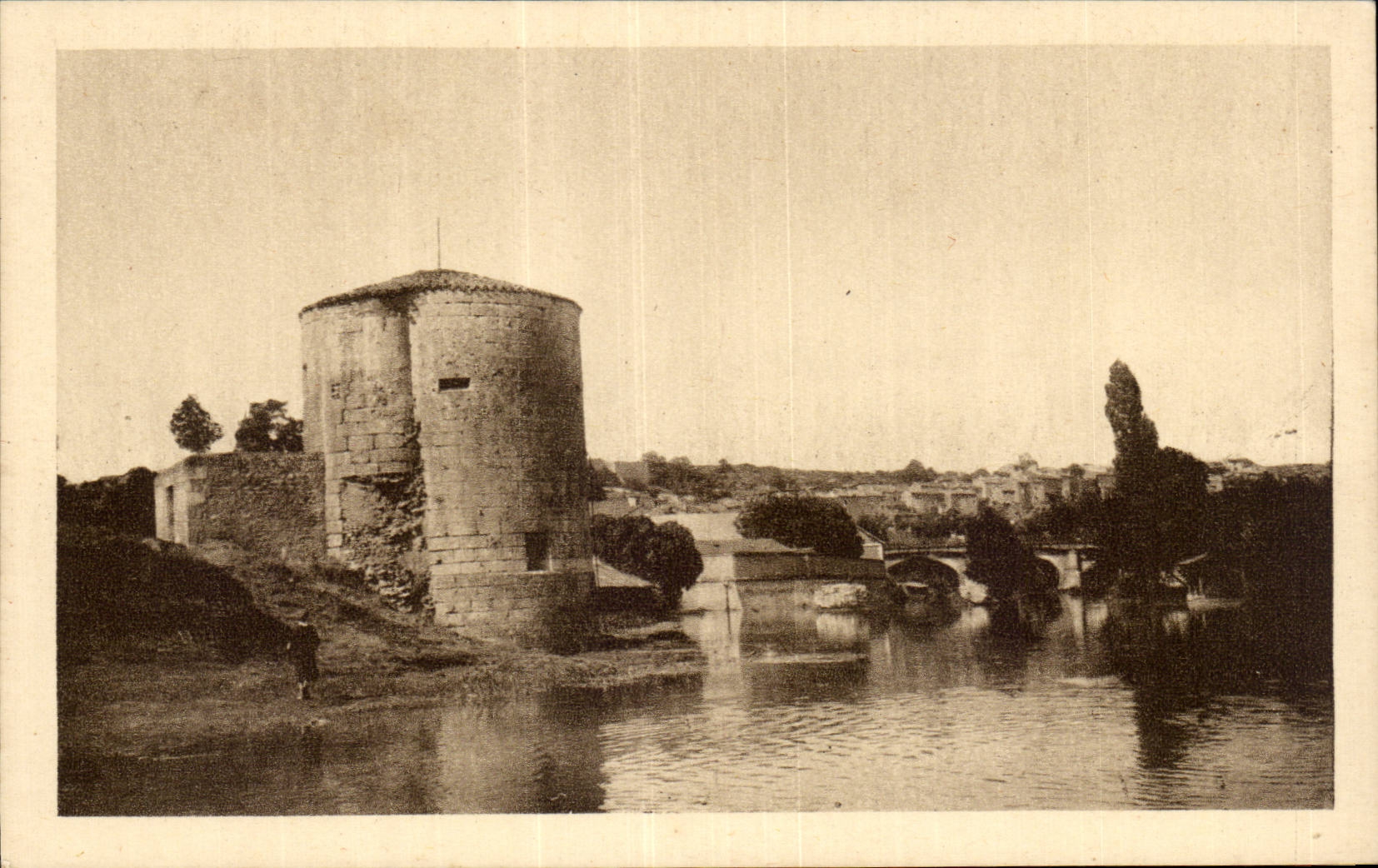 CPA Poitiers Valley of Clain close to the ruins of old castle and the bridge of cheminde iron towards Paris