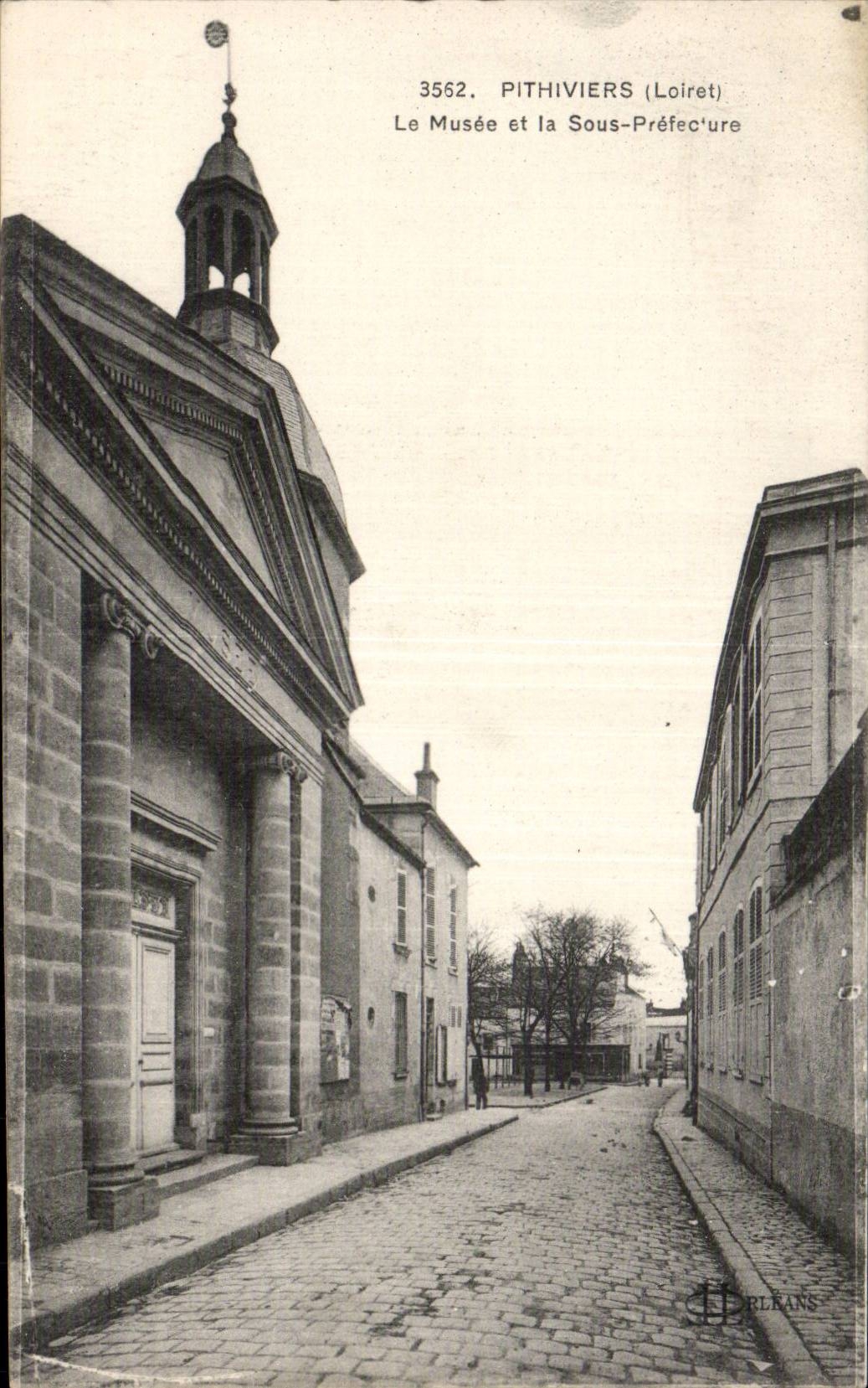 CPA Pithiviers Le musee et la sous prefecture