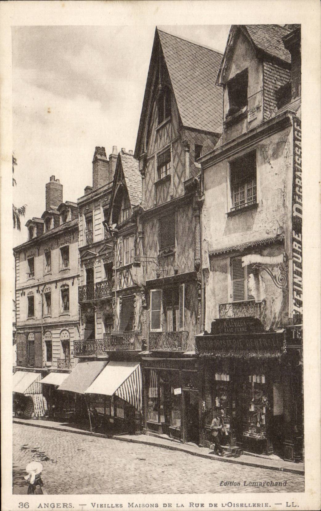 Angers - Old women Houses of the Street of Bird selling CPA