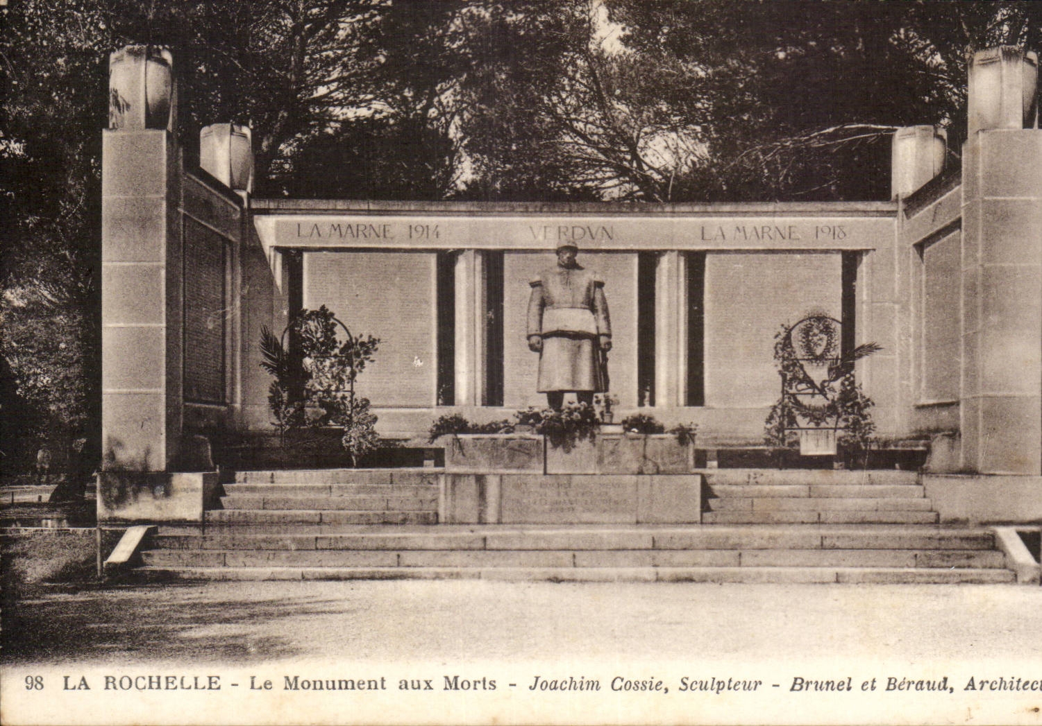 CPA La Rochelle el monumento de la guerra