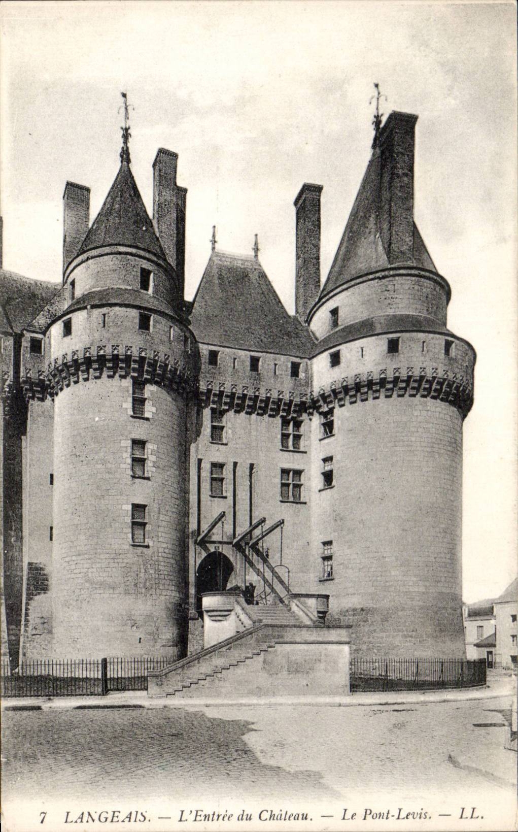 CPA Langeais Entering of the castle the bridge levis