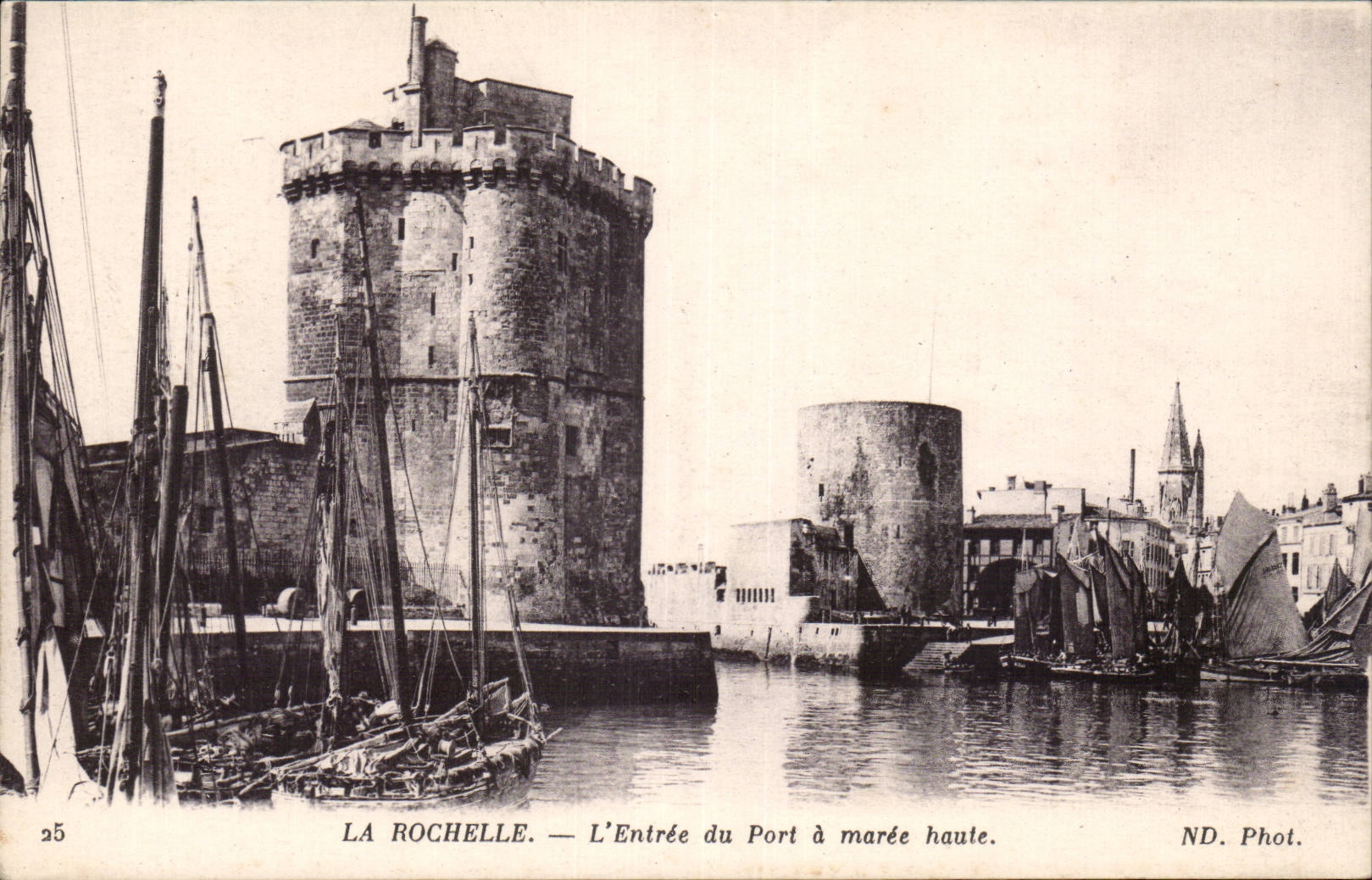 El entrar de CPA La Rochelle del puerto tiene alta marea