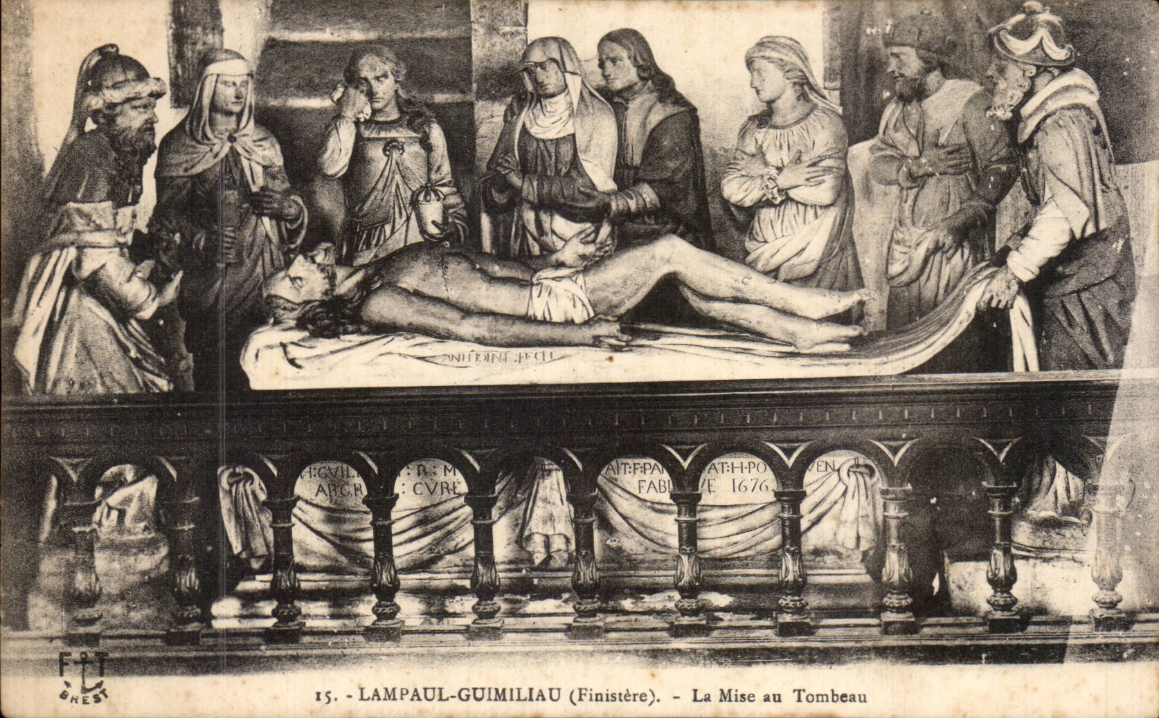 Lampaul Guimiliau - the Setting with the Tomb - CPA