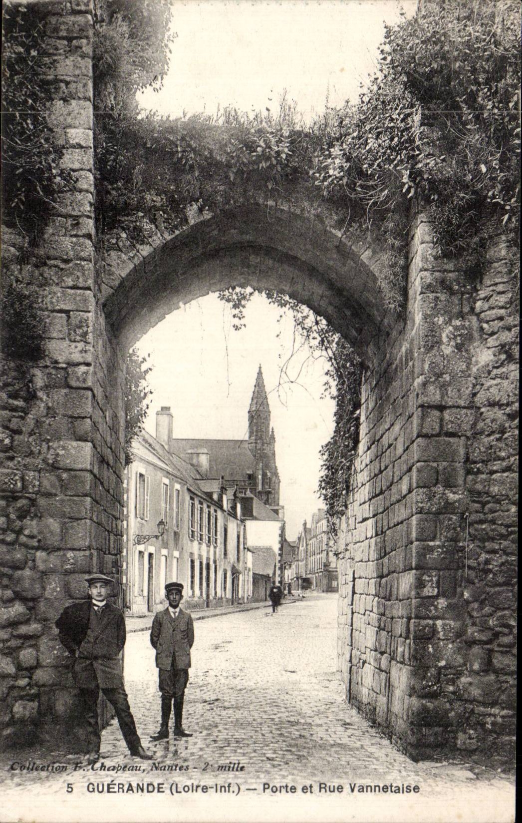 Guerande - puerta y calle Vannelaise - CPA