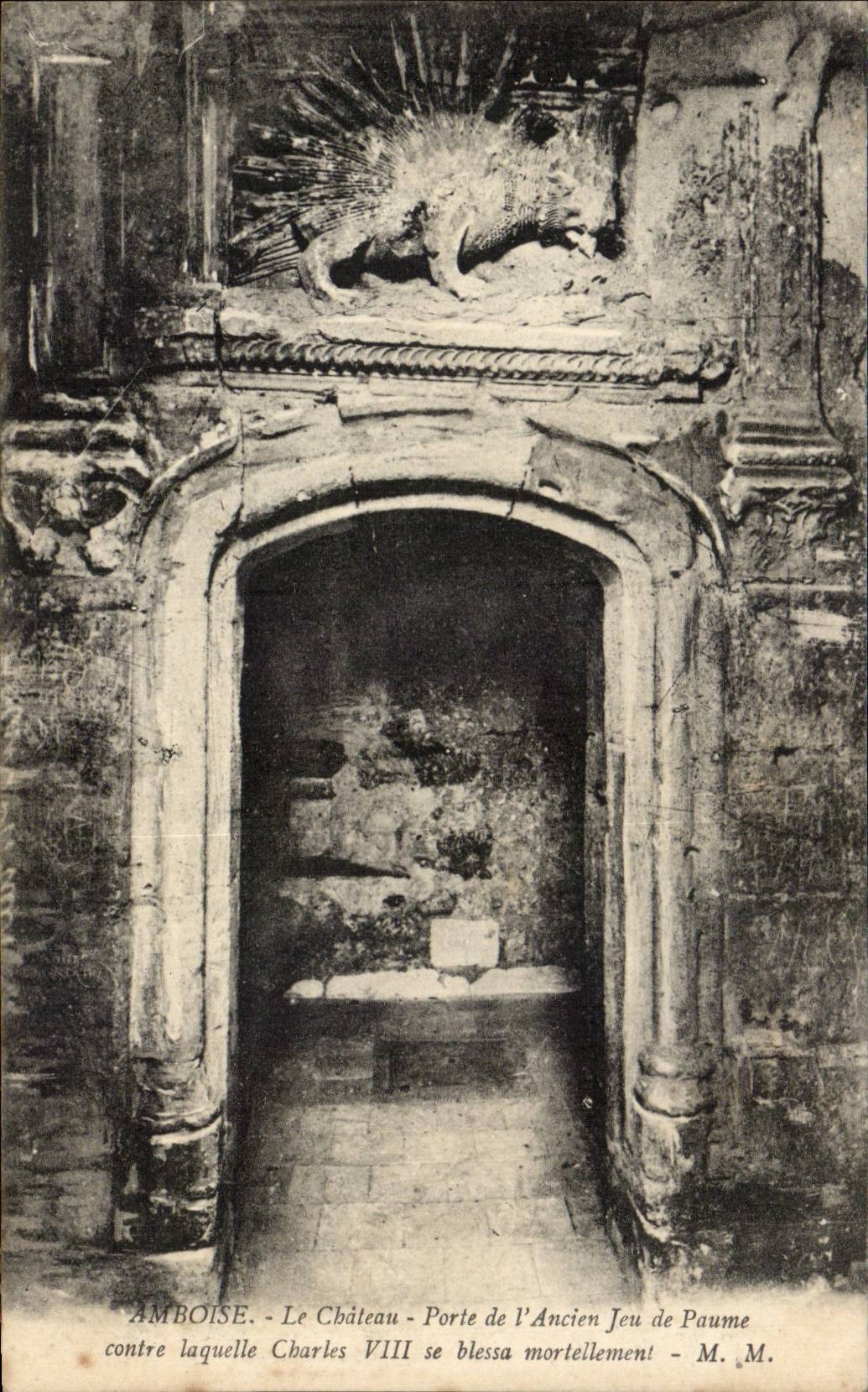 CPA Amboise Le chateau Porte de l ancien jeu de Paume