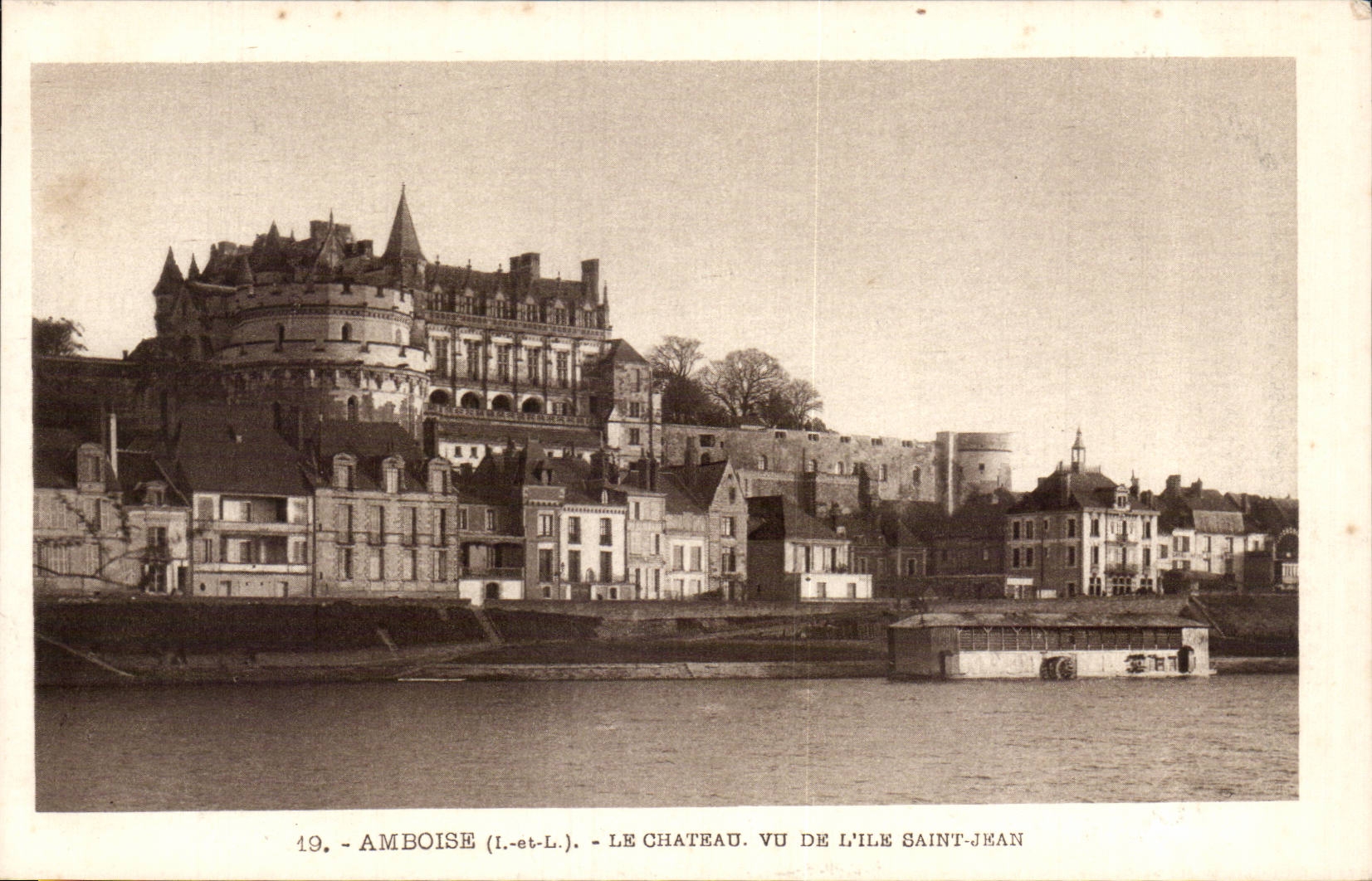 CPA Amboise Le chateau vu de l ile Saint Jean