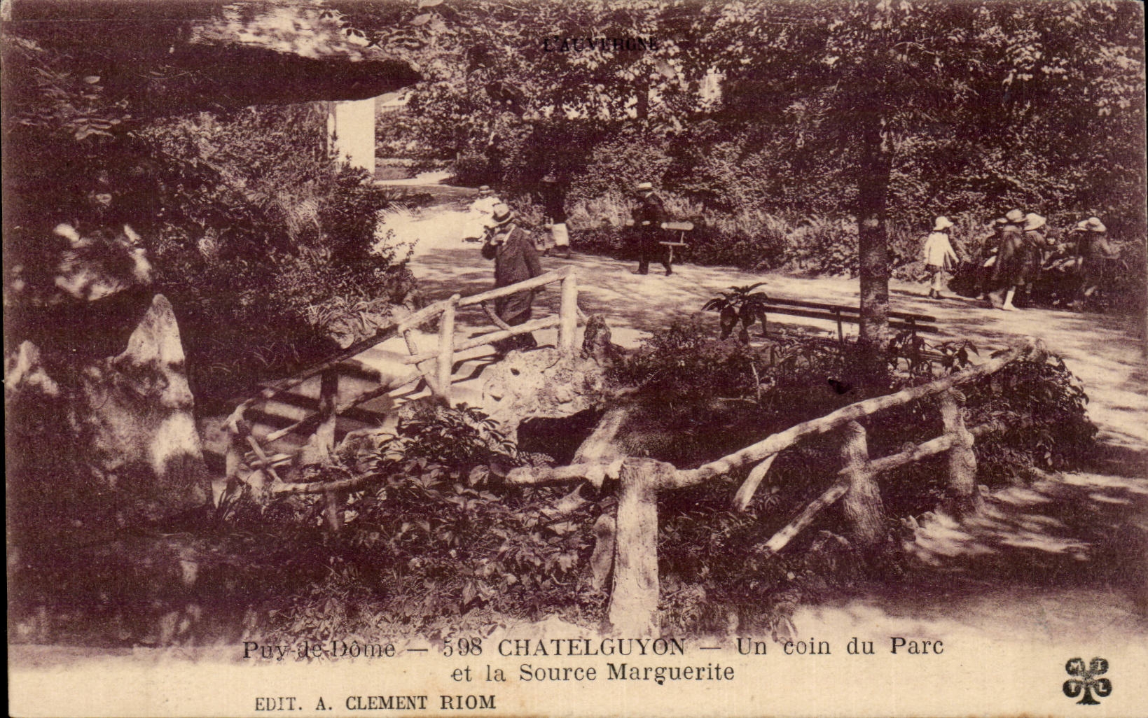 CPA Chatel Guyon una esquina del parque y de la fuente de la margarita