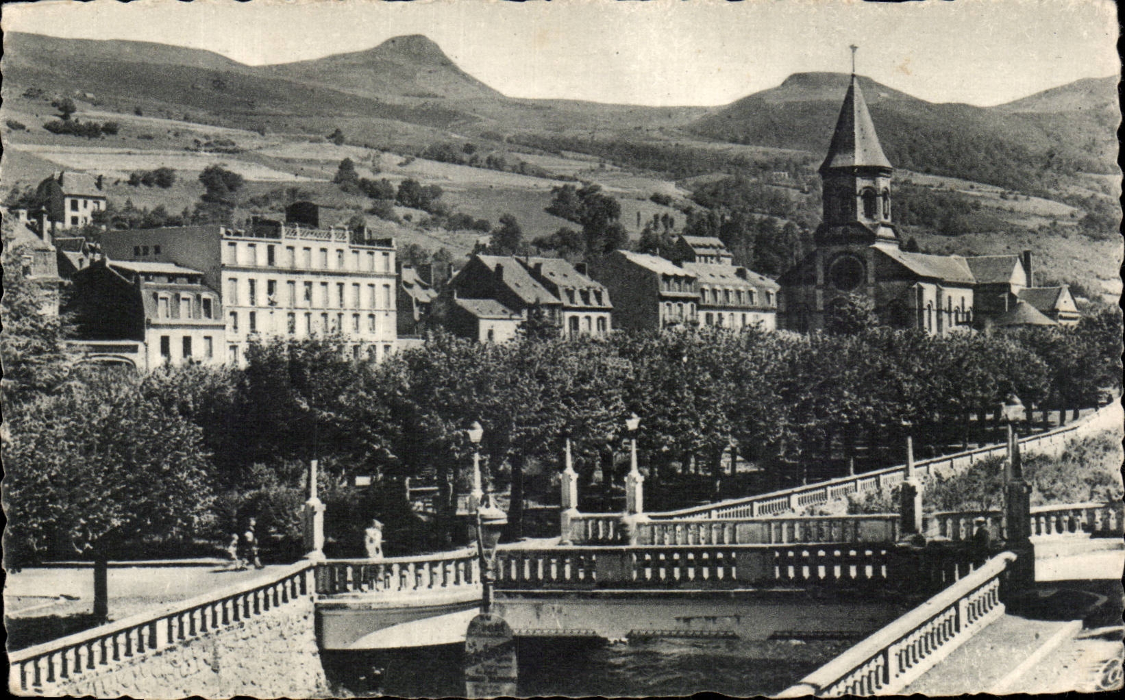 CPA Bourboule church and quays of the Dordogne